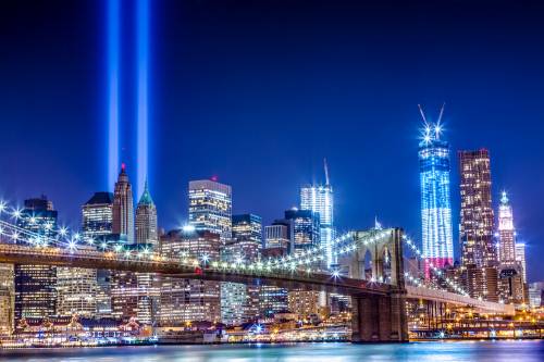 9 11 мемориальные огни над Манхэттеном #113460703
