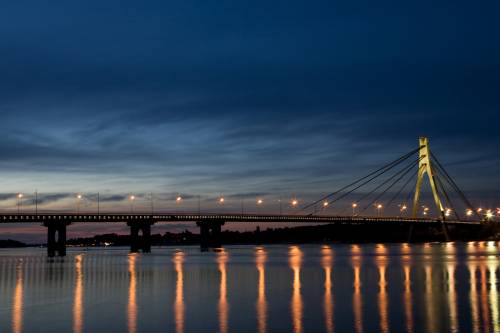 Мост через реку ночью